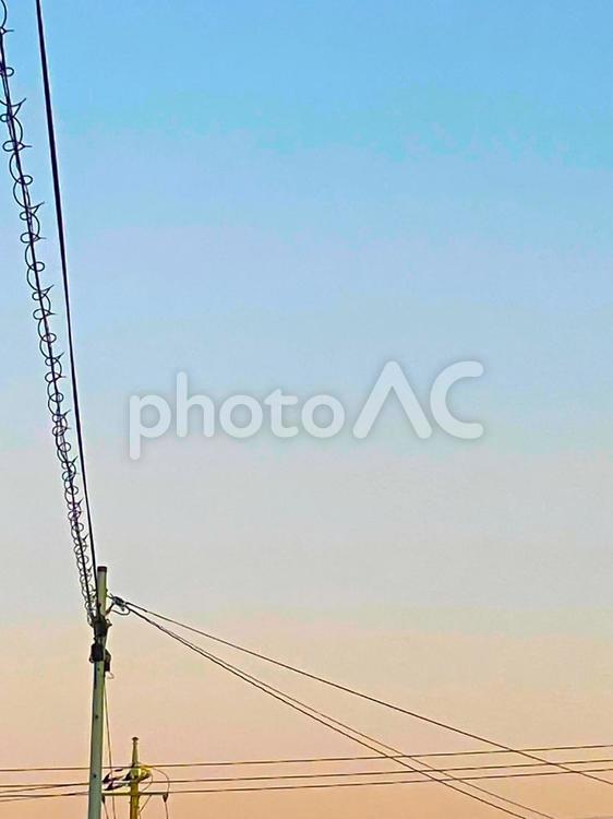 夕方のグラデーションの空 夕方,空,電柱の写真素材