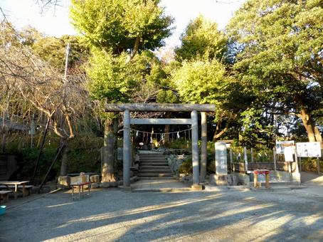 秋の夕暮れを迎える葛原岡神社の門前 秋の夕暮れを迎える葛原岡神社の門前 神社,鳥居,石造の写真素材