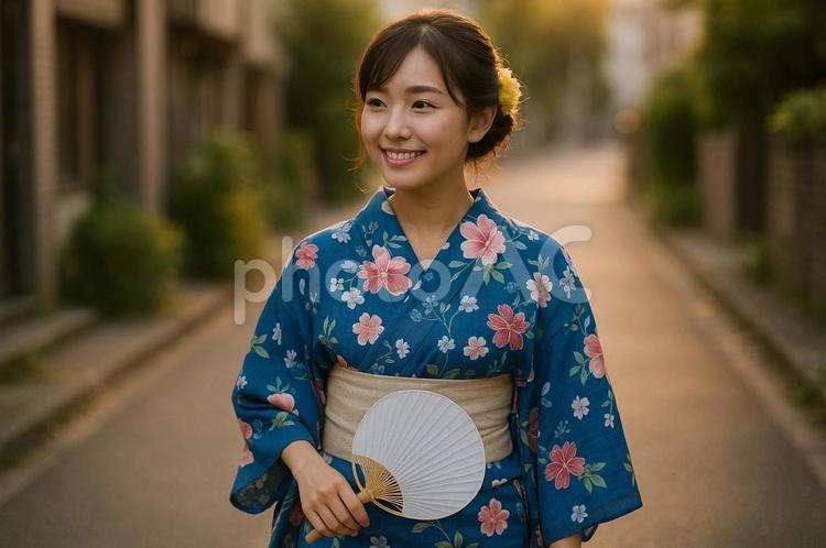 浴衣女性夕暮れ団扇歩き姿 浴衣,女性,和服の写真素材