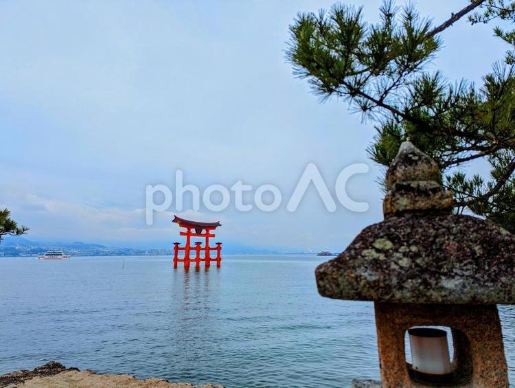 宮島の大鳥居と灯籠 嚴島神社,厳島神社,宮島の写真素材