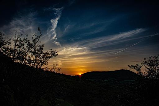 ＜素材＞夕暮れの太陽と天文台のシルエット 空,サンセット,夕方の写真素材