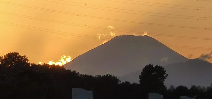 マジックアワー　富士山と夕暮れ マジックアワー,富士山,夕暮れの写真素材