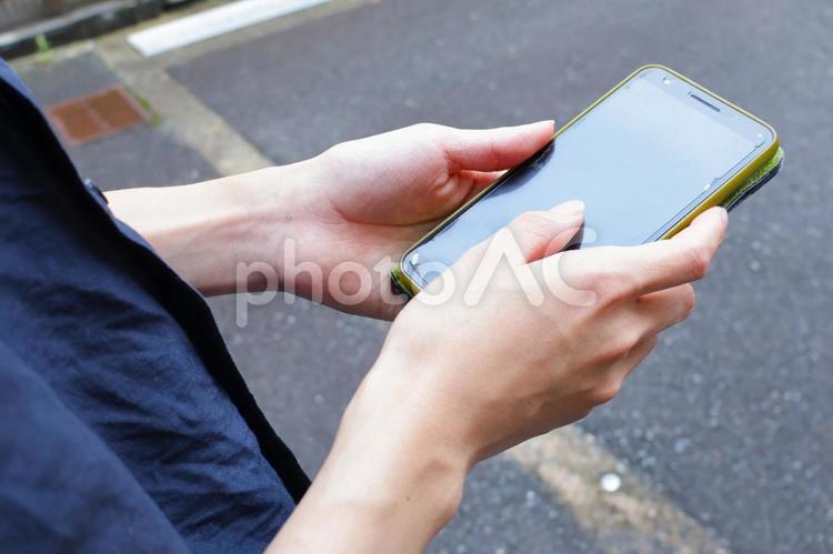 スマホを触る若い男性の手指　20代学生 スマホ,触る,若者の写真素材