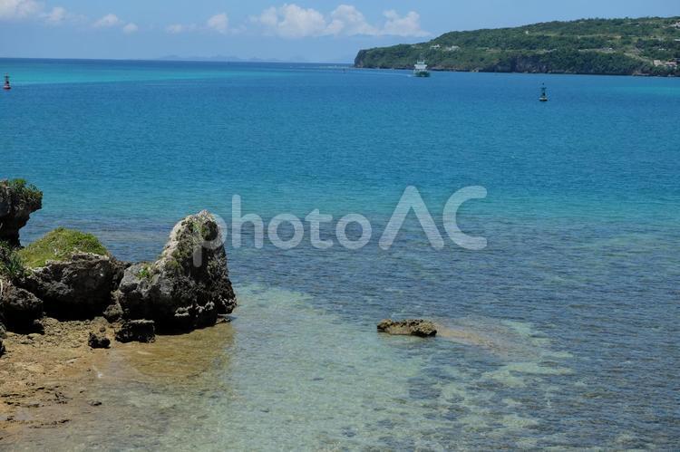浅瀬の岩と透明な海、向こう岸の古宇利島 浅瀬,小島,絶景の写真素材