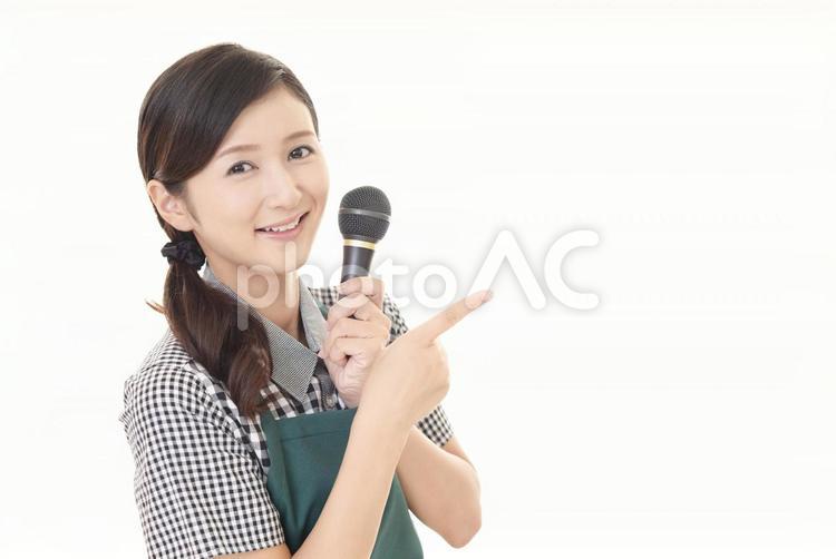 指示する笑顔の女性 女性,女,マイクの写真素材