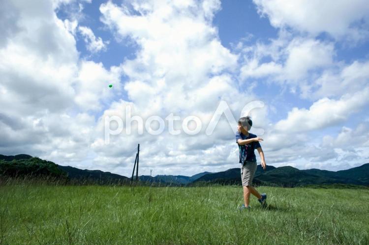 ＜素材＞公園でキャッチボールをする男の子 子供,青空,野球の写真素材
