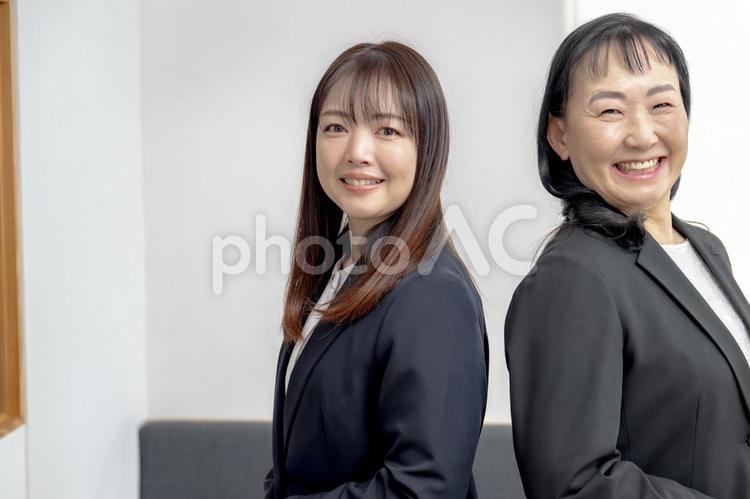 文字スペースと笑顔の女性たち 女性優位,フェミニズム,女性社会の写真素材