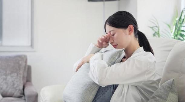 悲しくて泣くアジア人女性 悲しくて泣くアジア人女性 女性,泣く,悲しいの写真素材