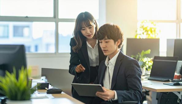 タブレットで打ち合わせするビジネス社員 タブレットで打ち合わせするビジネス社員の写真