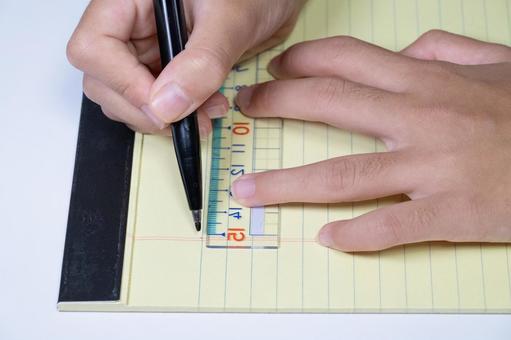 ペンと定規で線を描く作業のクローズアップ メモ,書く,手の写真素材