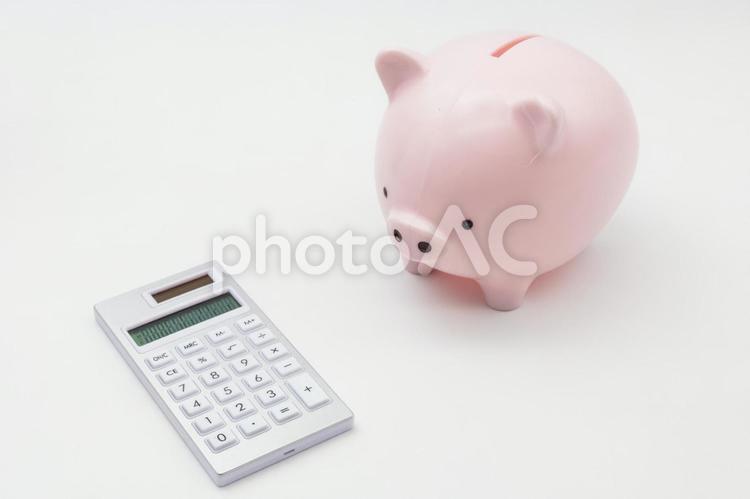 豚の貯金箱と電卓 節約,貯金,貯蓄の写真素材