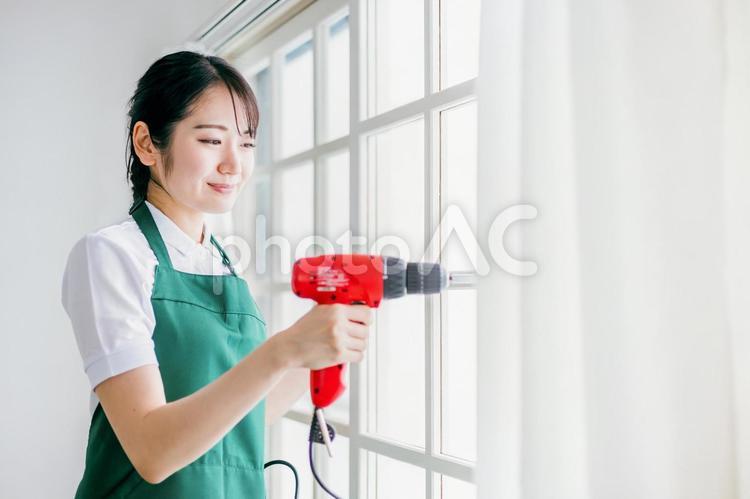 DIYするエプロン姿の日本人女性 diy,リフォーム,リノベーションの写真素材