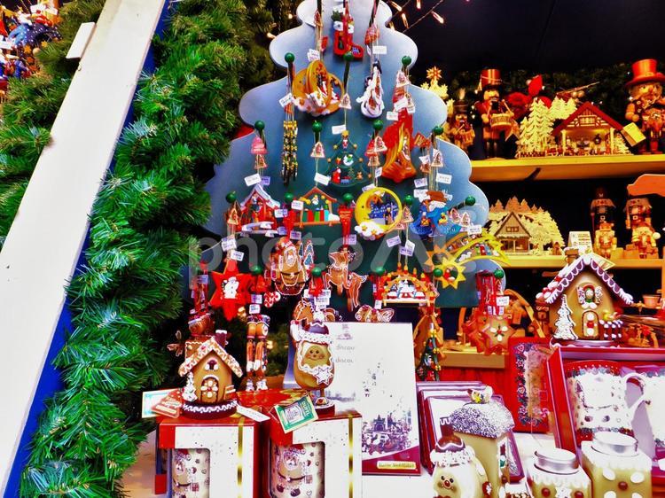 ローテンブルクの風景１２月 ローテンブルク,木彫り人形,ウィンドウショッピングの写真素材