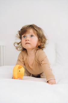 右手に玩具を持ち見上げる子供 右手に玩具を持ち見上げる子供 赤ちゃん,かわいい,見上げるの写真素材