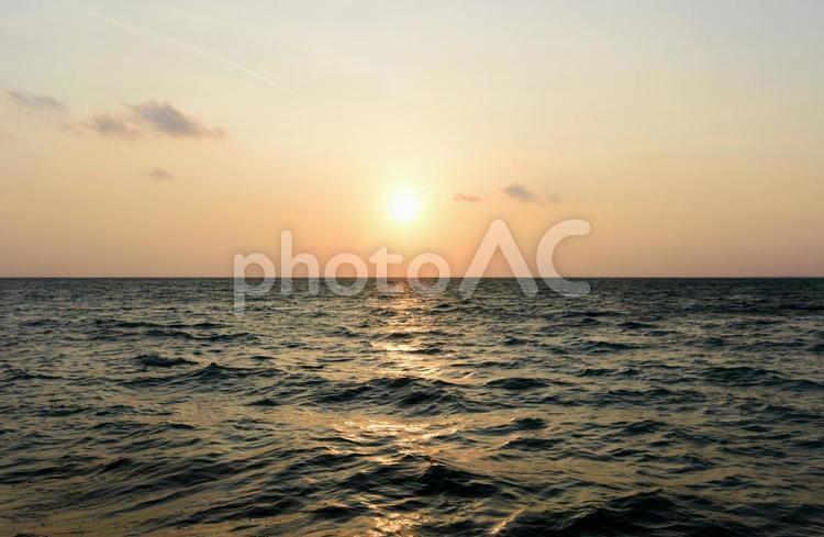 宮古島の綺麗な海と夕陽 夕焼け,太陽,朝日の写真素材