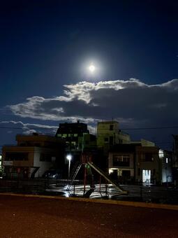 12月の満月　郊外の街並み コールドムーン,深夜,景色の写真素材