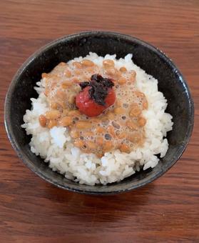あきたこまちご飯に納豆とかつお梅の茶碗飯 あきたこまちご飯に納豆とかつお梅の茶碗飯 茶碗飯,朝食,朝ご飯の写真素材