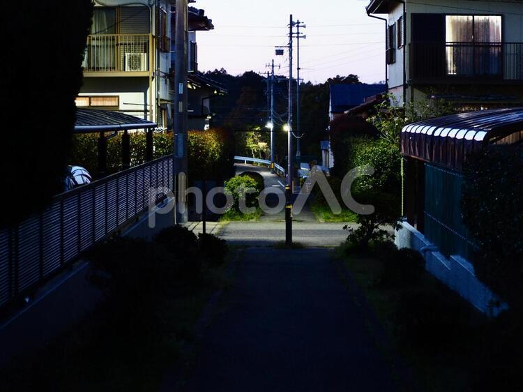 夕暮れの路地裏 路地裏,路地,シルエットの写真素材