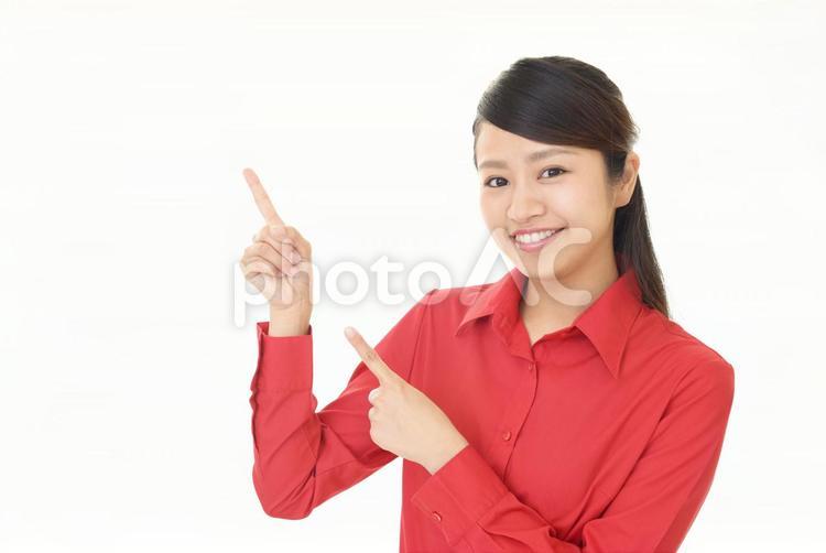 指示する笑顔の女性 女性,女,笑顔の写真素材