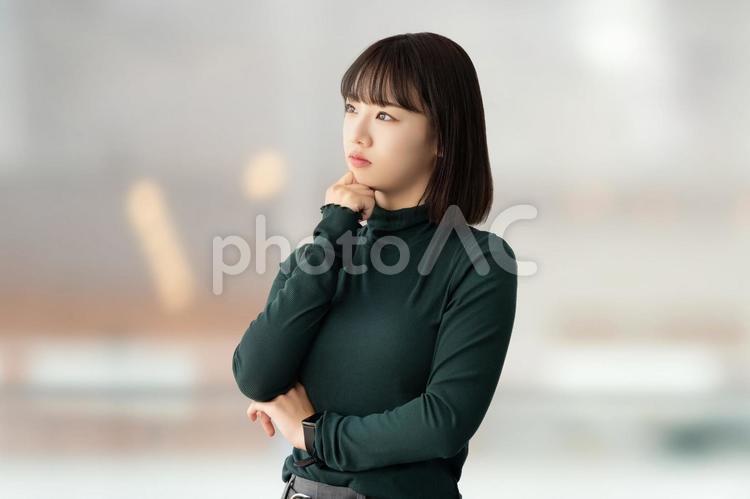 考えごとをする若いビジネスウーマン 女性,ビジネス,考えるの写真素材