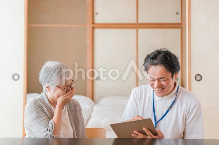 在宅介護・安否確認を受ける高齢者女性 高齢者,介護,在宅介護の写真素材