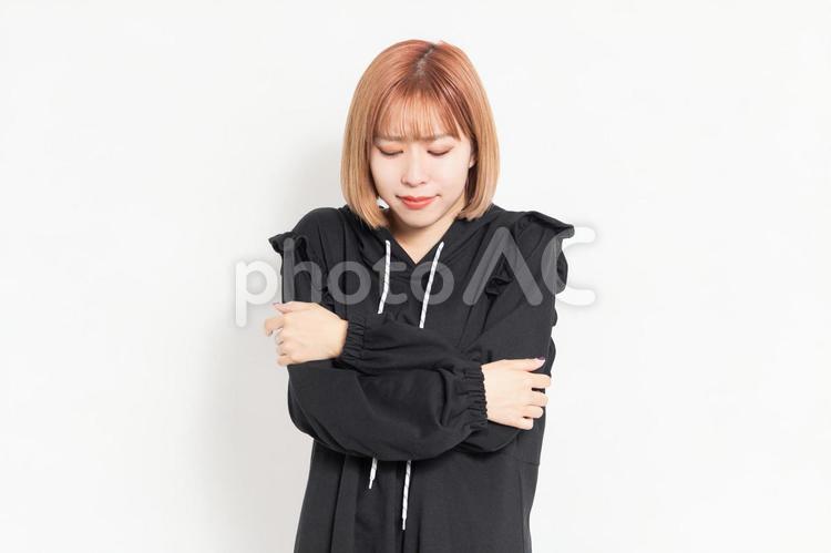 体調不良で寒気を感じている若い女性 寒気,悪寒,体調不良の写真素材