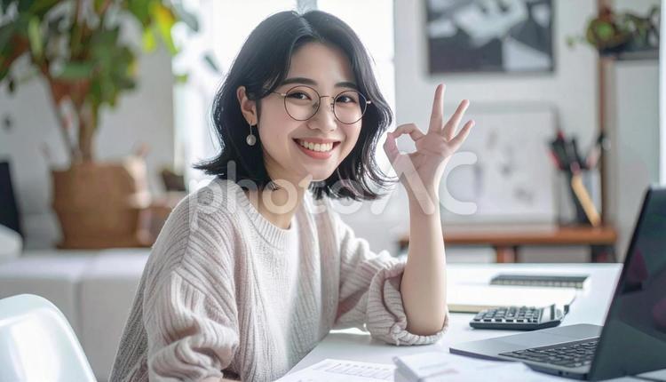 家計がうまくいきパソコンの前で微笑む女性 パソコン,家計簿,節約の写真素材