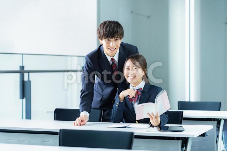 教室で自習する学生 高校生,笑顔,学生の写真素材