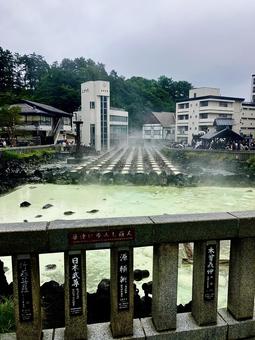 湯けむり漂う草津温泉の湯畑 湯けむり漂う草津温泉の湯畑 草津温泉,草津,温泉の写真素材