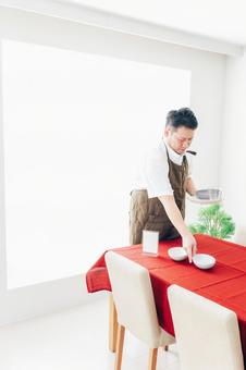 レストランの準備をするホールスタッフ クロス,掃除,整えるの写真素材