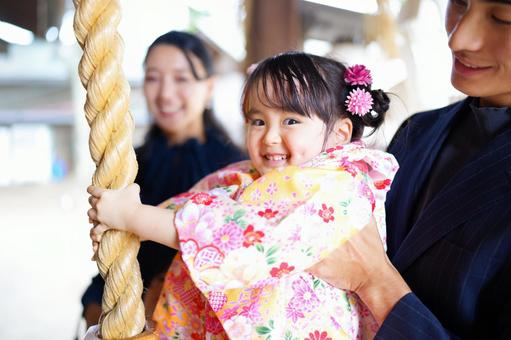 縄を持つ七五三の女の子 縄を持つ七五三の女の子 七五三,お参り,七五三参りの写真素材