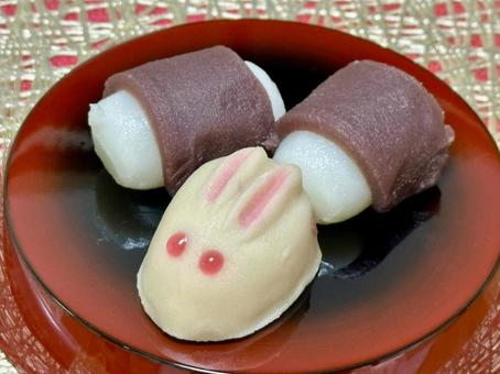 和菓子月見うさぎと月見だんご2個 和菓子月見うさぎ,和菓子,月見うさぎの写真素材