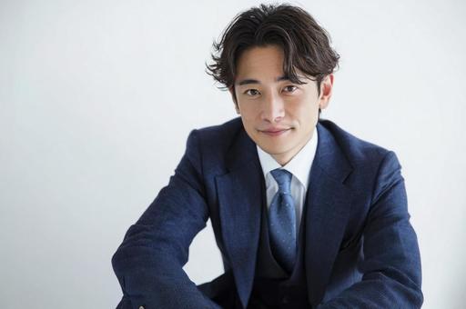 スーツ姿の若いビジネスマン-16の写真