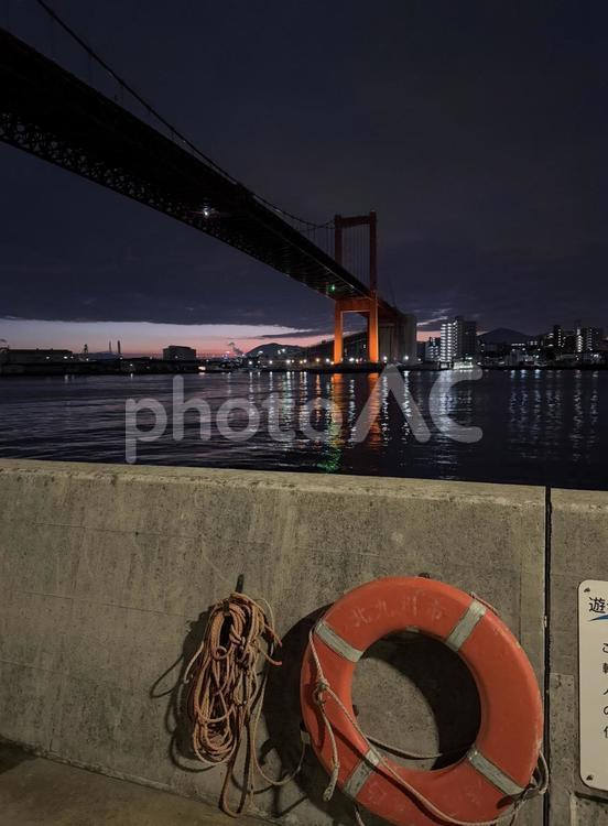 明け方の若戸大橋と北九州の街並み 光,海峡,景色の写真素材