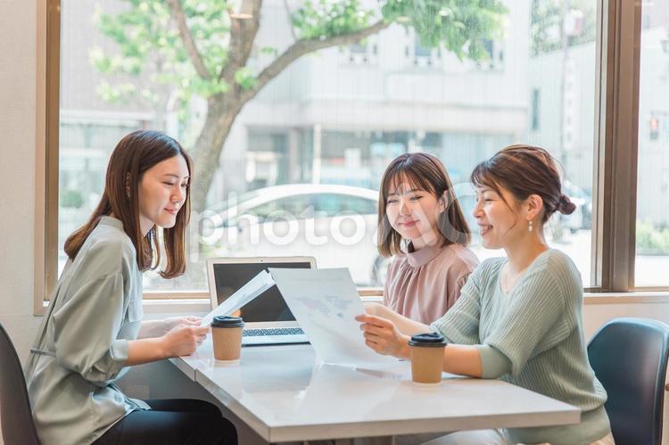 資料を見ながら会議・ミーティングする女性 女性,資料,書類の写真素材