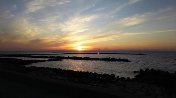日本海に沈む夕日 日本海に沈む夕日 空,夕日,オレンジの写真素材