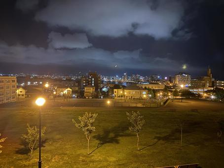 夜の公園と夜景の写真