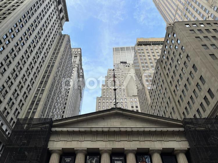 NY証券取引所上部 ニューヨーク,証券取引所,コンクリートジャングルの写真素材