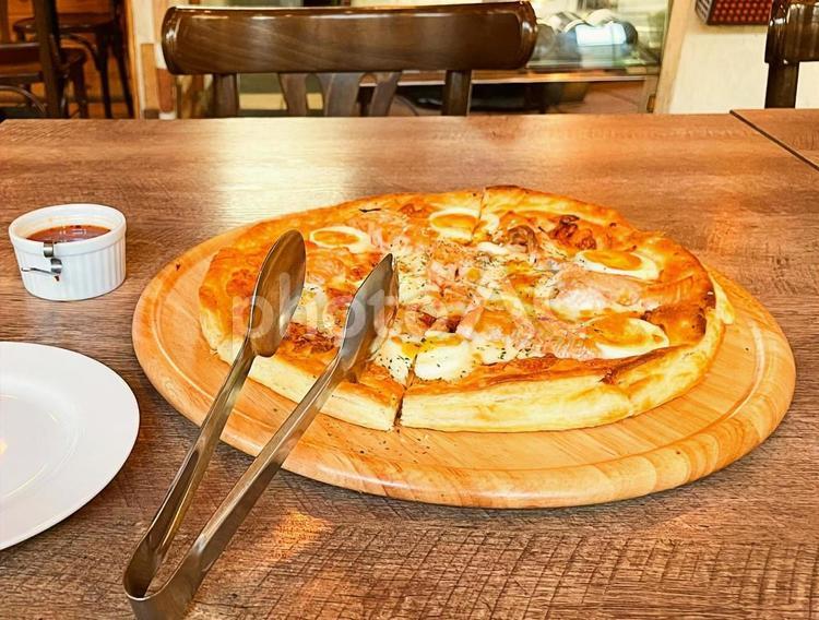 サーモンとゆで卵ピザ 料理,ピザ,食事の写真素材