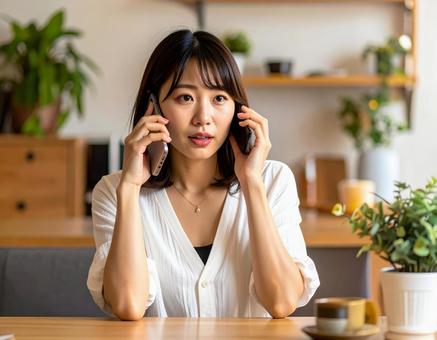右手で電話をかける笑顔で30代の女性 右手で電話をかける笑顔で30代の女性の写真