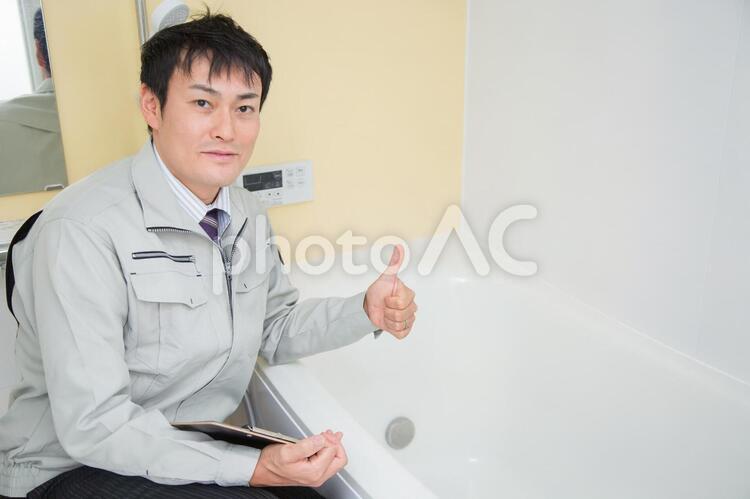 お風呂を点検する男性 定期点検,メンテナンス,お風呂の写真素材