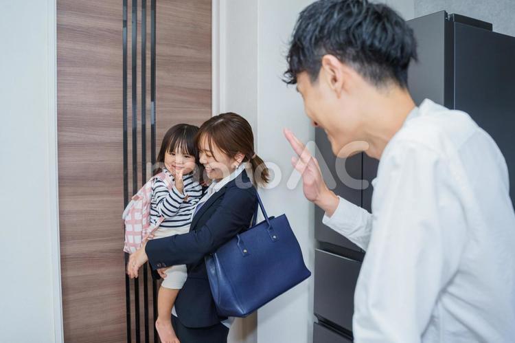 手をふるパパと登園する女の子とママ 日本人,人物,家族の写真素材