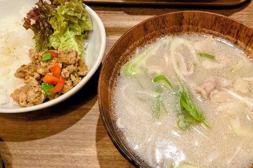 ベトナムのフォーとタイのガパオライス ランチ,ディナー,フォーの写真素材