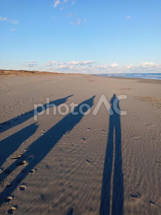 海を見る家族 海,家族,影の写真素材