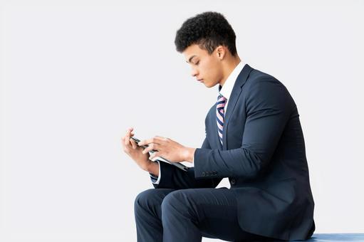 スマホを使う若い外国人男性ビジネスマン スマホを使う若い外国人男性ビジネスマン 男性,ビジネスマン,ビジネスの写真素材