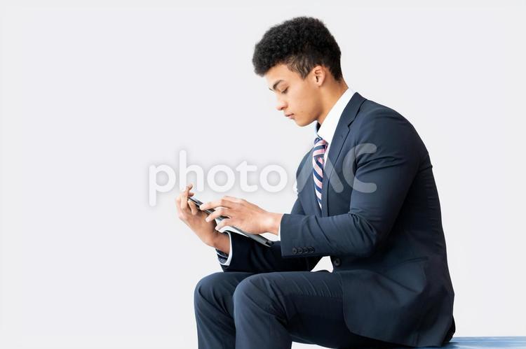 スマホを使う若い外国人男性ビジネスマン 男性,ビジネスマン,ビジネスの写真素材