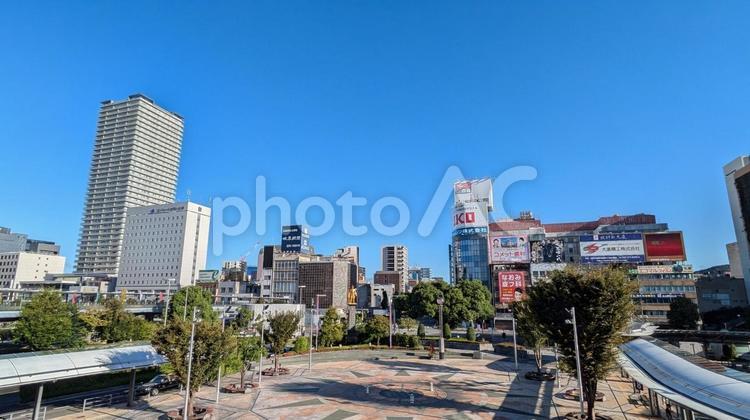 岐阜駅前広場と金色の織田信長像 岐阜駅,駅前広場,オフィスビルの写真素材