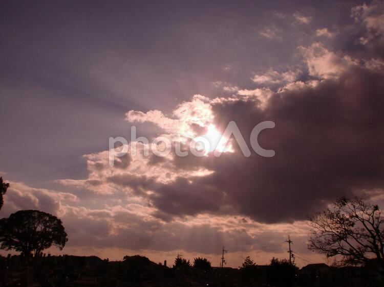 １２月の午後 冬の太陽,冬空,太陽と雲の写真素材