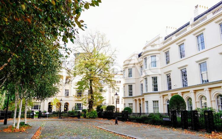 秋のイギリスの美しい街の一角 秋,紅葉,イギリスの写真素材