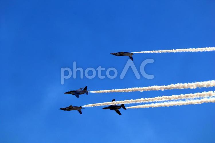 ブルーインパルスの展示飛行 ブルーインパルスの展示飛行 ブルーインパルス,t4,アクロバット飛行の写真素材